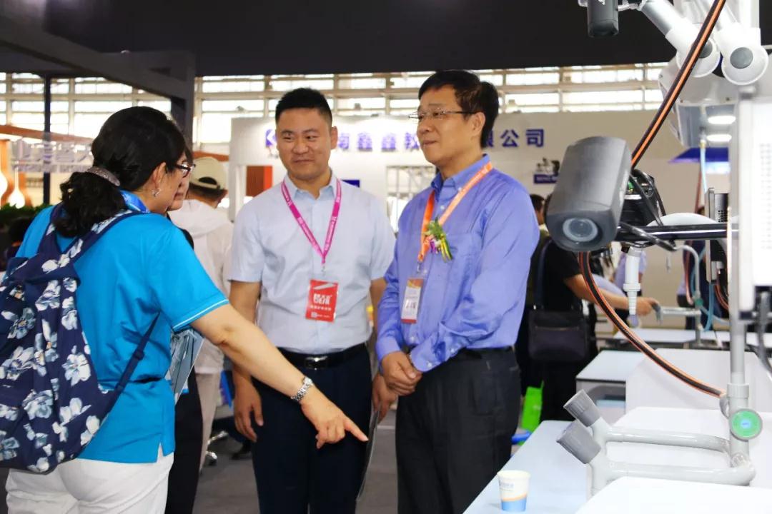 中國教育裝備行業協會副會長兼秘書長夏國明蒞臨天智展廳參觀指導 中國教育裝備行業協會副會長兼秘書長夏國明蒞臨天智展廳參觀指導
